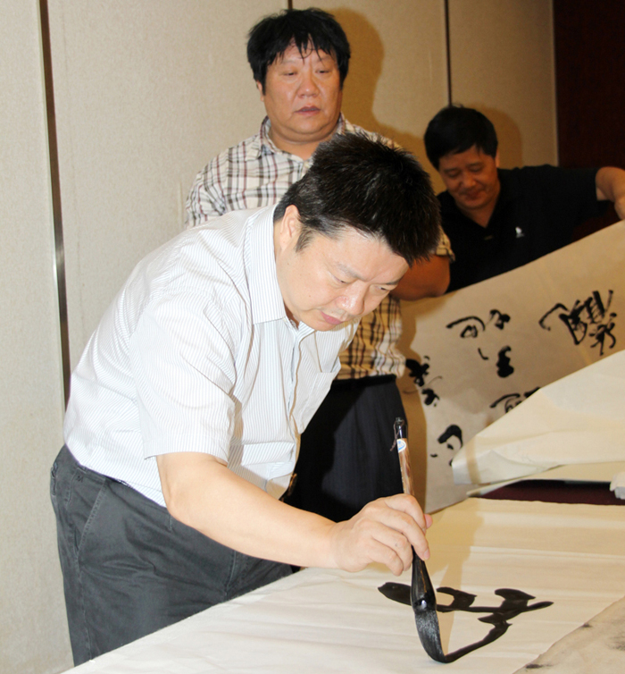 2010年迎中秋書法筆會隆重舉行,書畫家們揮毫潑墨