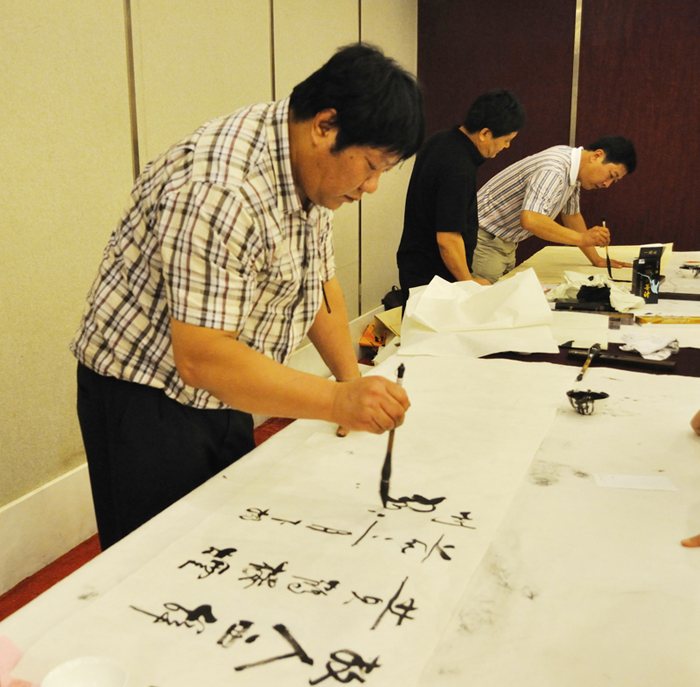 2010年迎中秋書法筆會隆重舉行,書畫家們揮毫潑墨
