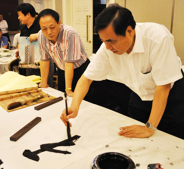 2010年迎中秋書法筆會隆重舉行,書畫家們揮毫潑墨