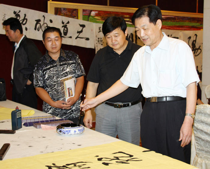 2010年迎中秋書法筆會隆重舉行,書畫家們揮毫潑墨
