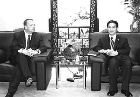 中國(guó)陶瓷文化之鄉(xiāng):河南禹州鈞瓷首度登上世博會(huì)的官方禮品舞臺(tái)
