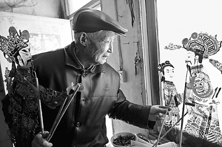 始于北宋 傳唱千年 羅山皮影唱紅鄉間