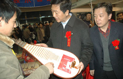 河南蘭考縣委書記黃道功:幫農民的忙 展會現場叫賣琵琶