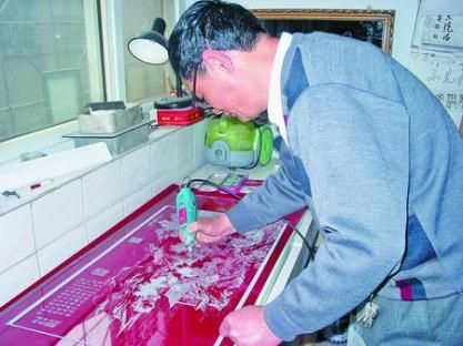 開封一市民電鉆作出玻璃畫