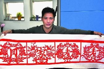 河南人趙殿偉迷上金華剪紙