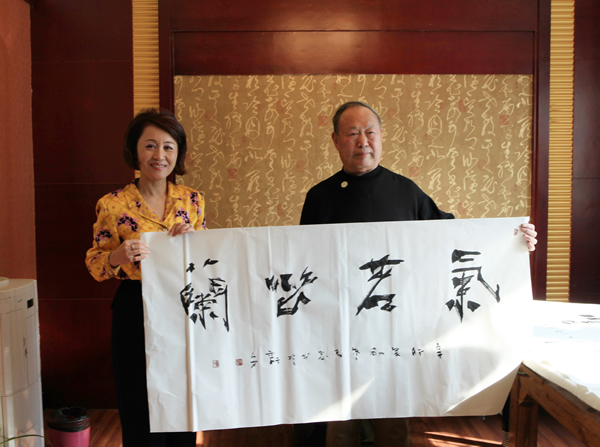 河南省書法家協會顧問陳春思陪同美國市長蘇王秀蘭參觀千唐志齋并贈字