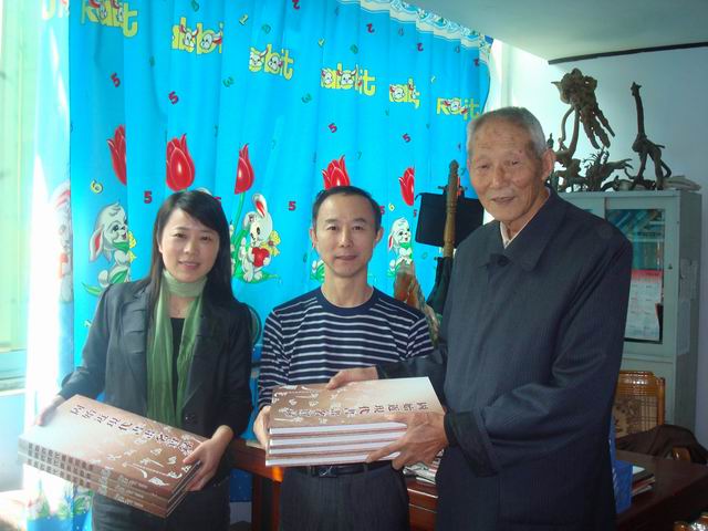 我市著名書畫家李乾山向信陽(yáng)市圖書館捐贈(zèng)圖書