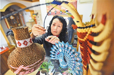 巧手“折”出一片天 ——河南民間紙雕藝術家蔡建華剪影