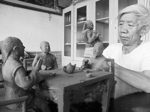 六旬老人“泥人于” 指間藝術(shù)塑“歷史”