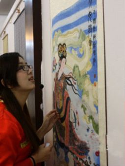 布雕畫亮相淮河文化周 畫里畫外兩美女比美