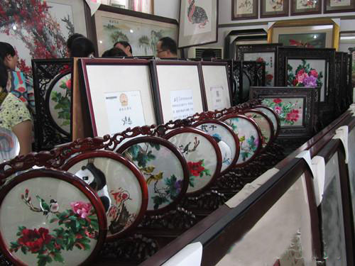 開(kāi)封汴繡——繡繃花鳥(niǎo)逐時(shí)新 活色生香可奪真