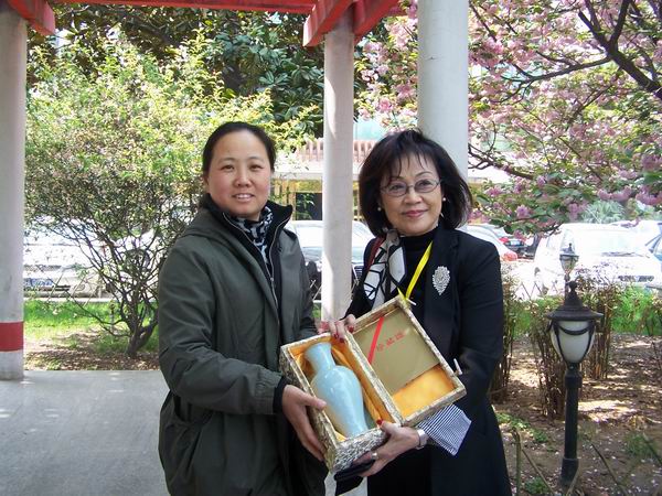 弘寶汝瓷被上海世博會愛爾蘭館副館長收藏