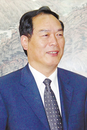 R챣