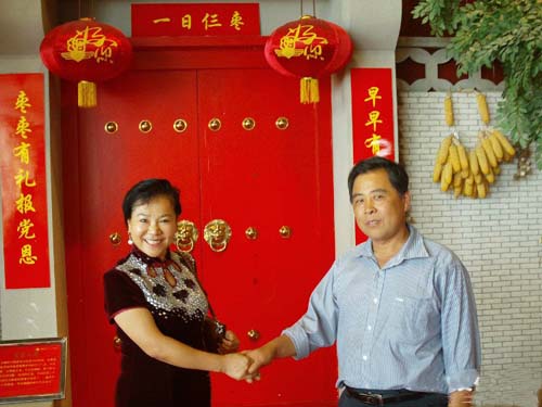 張英主席一行考察趙一龍根雕藝術館