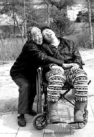 滎陽78歲老人4年精心照料重病兒媳 盼有人救助