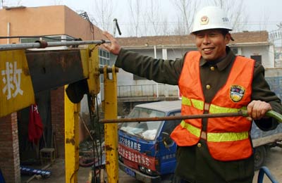 洛陽農(nóng)民自制救援車 13年義務(wù)救助600多人
