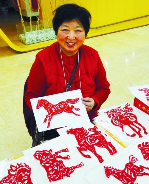 民間藝術家“動手”迎新春 剪出百幅馬祝福紅火年