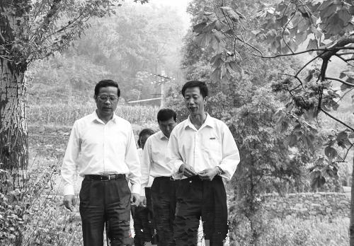 鞏義村官張金保帶村民鑿山引水解決吃水難 山溝變景區