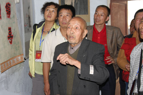 河南民間文化藝術(shù)之鄉(xiāng)魯莊:農(nóng)民藝術(shù)文化節(jié)開(kāi)幕 神奇潛彩畫(huà)藝驚世人