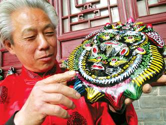 許述章 “八代傳人”做了四十多年泥泥狗