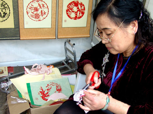 陰花陽花同時(shí)剪出 剪紙藝術(shù)堪稱一絕